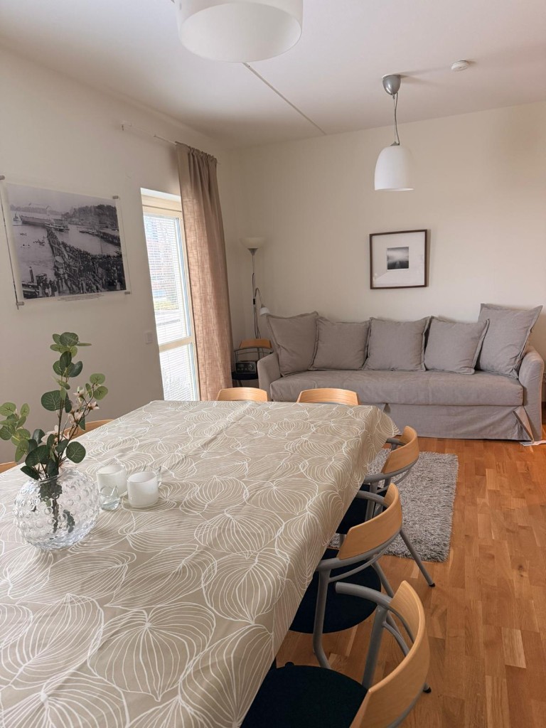 Vardagsrum med soffa och matbord